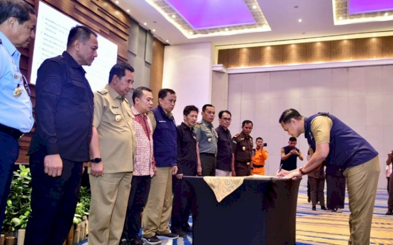 DEKLARASI. Pj Gubernur Provinsi Sulsel, Bahtiar Baharuddin, memimpin deklarasi netralitas penyelenggara urusan pemerintahan di Provinsi Sulsel, di Hotel Four Points by Sheraton Makassar, Selasa (24/10/2023). foto: istimewa