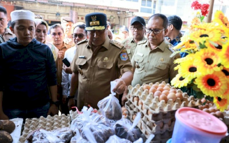 PENINJAUAN. Wali Kota Makassar Moh Ramdhan Pomanto mendampingi Pj Gubernur Sulsel Bahtiar Baharuddin meninjau harga sembako di Pasar Daya, Jl Kapasa Raya, Makassar, Selasa (17/10/2023). foto: istimewa