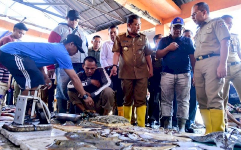 PENINJAUAN. Wali Kota Makassar Moh Ramdhan Pomanto mendampingi Pj Gubernur Sulsel Bahtiar Baharuddin meninjau TPI Paotere di Jl Sabutung, Makassar, Senin (16/10/2023). foto: istimewa
