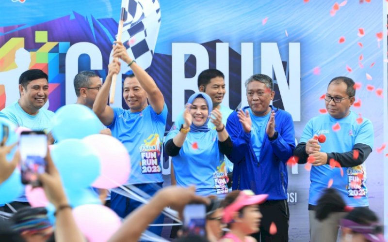 PELEPASAN. Wali Kota Makassar, Moh Ramdhan Pomanto (kanan), ikut meramaikan dan melepas Fajar Fun Run 2023 di Lapangan Karebosi Makassar, Minggu (15/10/2023). foto: istimewa