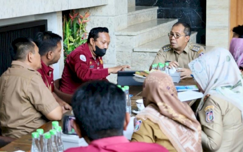 PERTEMUAN. Wali Kota Makassar Moh Ramdhan Pomanto menerima Kepala Pelabuhan Perikanan Untia Iswadi Rachman membahas tentang WKOPP Untia di Jl Amirullah, Makassar, Selasa (24/10/2023). foto: istimewa