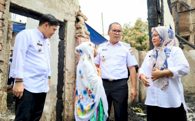 PEDULI. Wali Kota Makassar, Moh Ramdhan Pomanto, meninjau puing-puing sisa kebakaran yang menghanguskan belasan rumah warga di jl Serigala&nbsp; Lorong 12, Kecamatan Mamajang, Kota Makassar, Rabu (18/10/2023). foto: istimewa