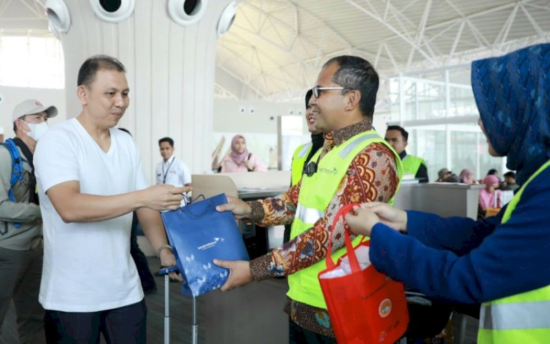 LAUNCHING. Wali Kota Makassar, Moh Ramdhan Pomanto, secara resmi melaunching Headrest Cover Makassar Kota Makan Enak di Bandara Internasional Sultan Hasanuddin, Maros, Rabu (25/10/2023). foto: istimewa&nbsp;