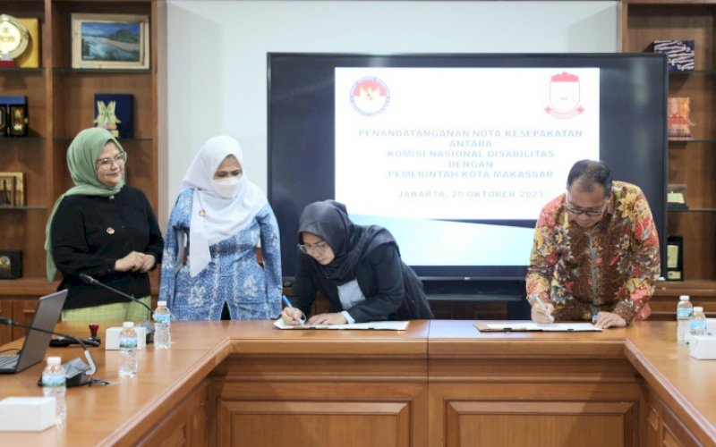 MOU. Wali Kota Makassar Moh Ramdhan Pomanto menandatangani Momerandum Of Understanding (MoU) dengan Komisioner Komisi Nasional Disabilitas (KND) Dante Rigmalia di Kantor KND Gedung Cawang Kencana Jakarta, Jumat (20/10/2023). foto: istimewa