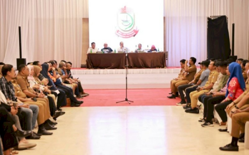RAKOR. Wali Kota Makassar, Moh Ramdhan Pomanto, memimpin Rapat Koordinasi dengan SKPD lingkup Pemkot Makassar di Kediamannya, Jl Amirullah, Makassar, Senin (23/10/2023). foto: istimewa&nbsp;
