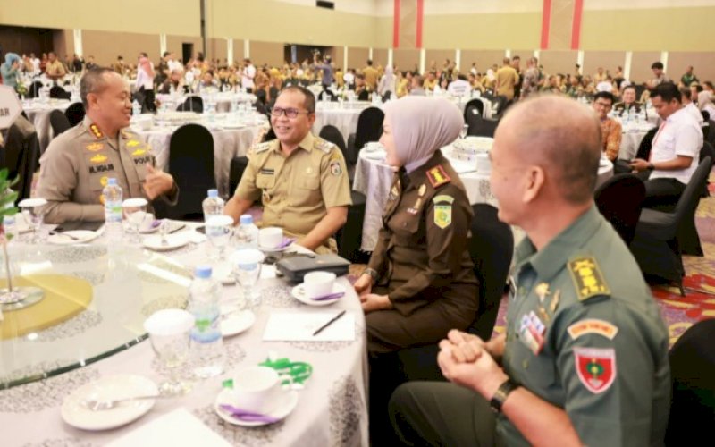 RAKOR. Wali Kota Makassar, Moh Ramdhan Pomanto, menghadiri Rapat Koordinasi Forkopimda Sulsel dalam Menyukseskan Pemilu 2024 yang Luber, Jurdil, Lancar, Aman, dan Damai di Era Baru Sulsel Menuju Indonesia Maju di Hotel Claro Makassar, Rabu (11/10/2023). foto: istimewa