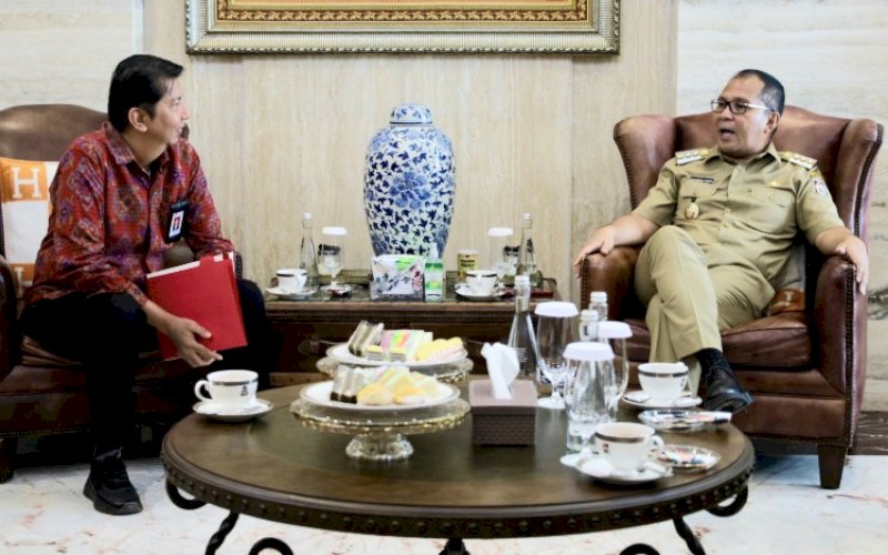 PERTEMUAN. Wali Kota Makassar Moh Ramdhan Pomanto menerima kunjungan Kepala OJK Regional 6 Sulampua Darwisman di Jl Amirullah, Kota Makassar, Senin (16/10/2023). foto: istimewa