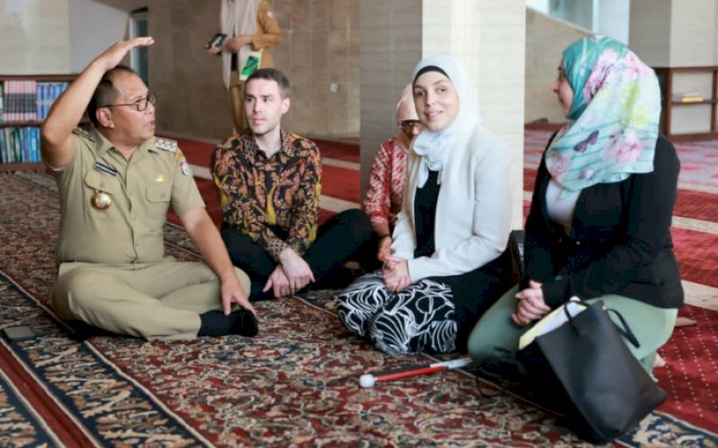 PERTEMUAN. Penasihat Khusus Hak-hak Disabilitas Internasional Pemerintah Amerika Serikat Sara Minkara memuji kepemimpinan Wali Kota Makassar Moh Ramdhan Pomanto yang berhasil menjadikan Makassar kota inklusif saat bertemu di Masjid Amirul Mukminin, Kota Makassar, Senin (9/10/2023). foto: istimewa