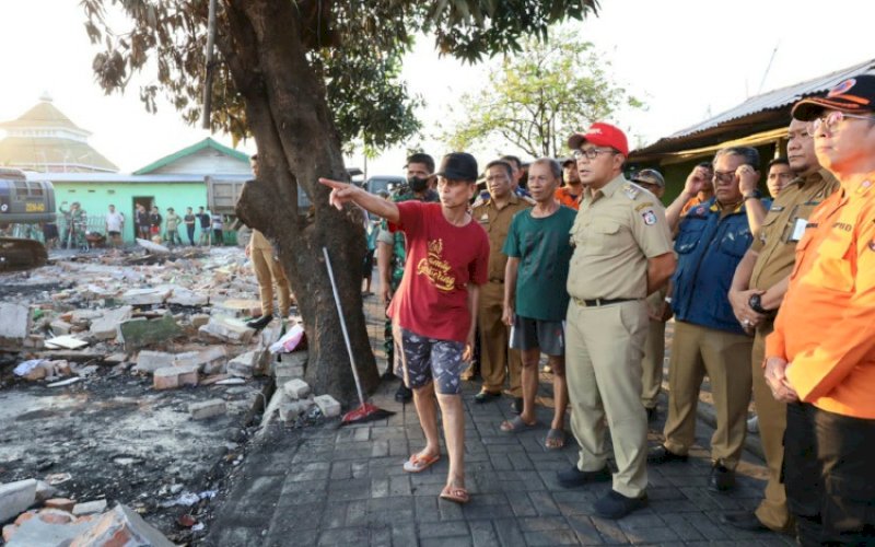 PENINJAUAN. Wali Kota Makassar, Moh Ramdhan Pomanto, turun langsung meninjau lokasi kebakaran di Jl Baji Gau, Kota Makassar, Senin (30/10/2023). foto: istimewa