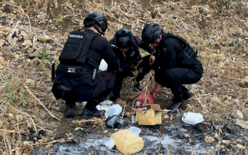PEMUSNAHAN. Detasemen Gegana Satuan Brimob (Sat Brimob) Polda Sulsel memusnahkan detonator dan barang bukti bahan peledak lainnya yang diserahkan Kejari Bone, Senin (16/10/2023). foto: istimewa