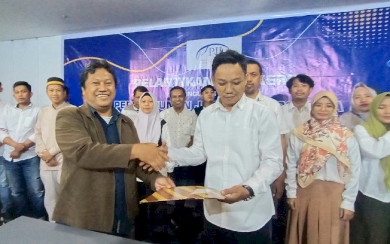 PELANTIKAN. Ketua Umum PJI, Imam Prihadiyoko, menyerahkan Surat Keputusan (SK) Kepengurusan sekaligus melantik Syafril Rahmat sebagai Ketua Pengurus Daerah PJI Sulsel Periode 2023-2028 bersama jajaran pengurusnya di Karebosi Kondotel Makassar, Sabtu (30/9/2023) malam. foto: istimewa