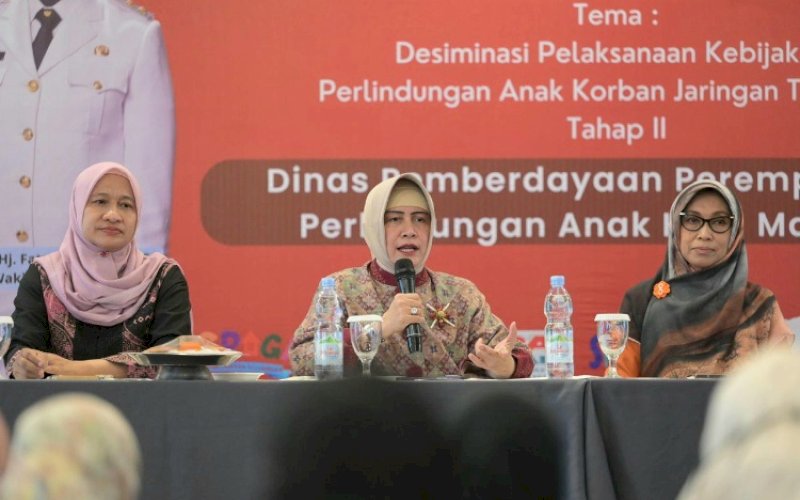 PERTEMUAN. Ketua TP PKK Kota Makassar Indira Jusuf Ismail (tengah) didampingi Kepala DPPPA Kota Makassar Achi Soleman (kiri) berbicara pada pertemuan yang digelar DPPPA Kota Makassar, Jumat (6/10/2023). foto: istimewa