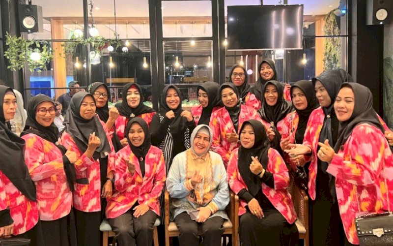 SILATURAHMI. Ketua TP PKK Makassar, Indira Jusuf Ismail, bersilaturahmi dengan para perantau asal Sulsel di Cadera Cafe Ternate, Rabu (4/10/2023) malam ini. foto: istimewa