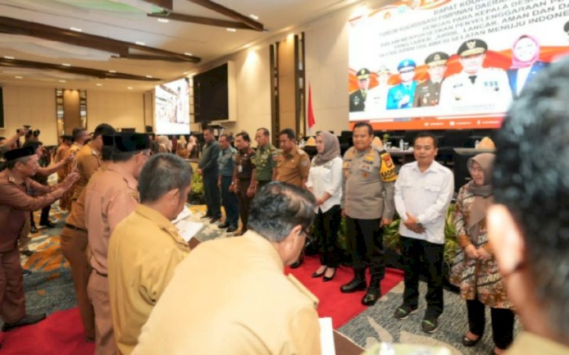 NETRAL. Para kepala desa se-Sulsel melakukan penandatanganan netralitas pada Pemilu dan Pilkada Serentak 2024 di Hotel Claro Makassar, Senin (23/10/2023). foto: istimewa