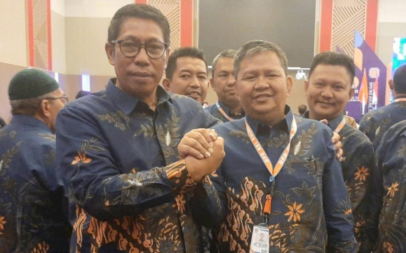 SALAM KOMANDO. Ketua DPD REI Sulsel periode 2023-2026 Mahmud Lambang (kanan) salam komando bersama Ketua Tim Pemenangan Edy Arsyam. foto: doelbeckz/pluz.id