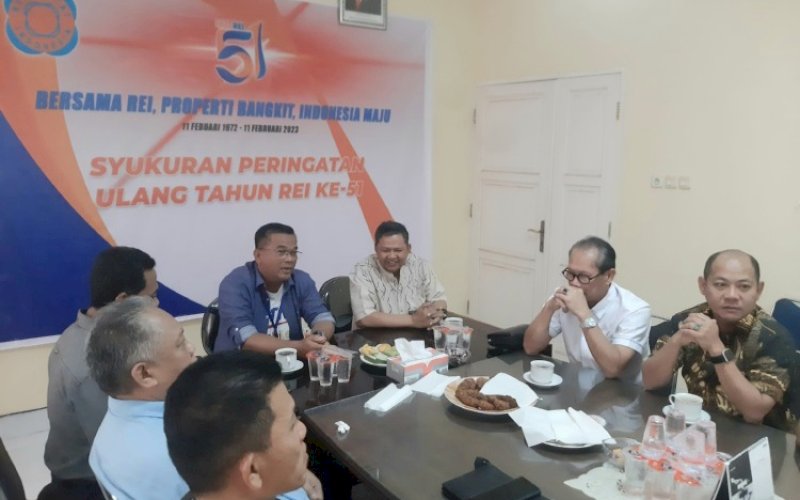 KUNJUNGAN. Kakanwil V Bank BTN Makassar Paulus HE Simanjuntak bersama jajaran pimpinan mengunjungi Sekretariat DPD REI Sulsel di Makassar, yang diterima langsung Ketua DPD REI Sulsel Mahmud Lambang bersama sejumlah anggota DPD REI Sulsel, Jumat (13/10/2023). foto: doelbeckz/pluz.id