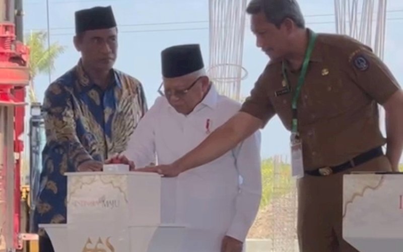 PENEKANAN TOMBOL. Wakil Presiden (Wapres) RI Ma'ruf Amin didampingi Founder Tiran Group dan AAS Foundation Andi Amran Sulaiman menekan tombol sebagai simbol peletakan batu pertama atau groundbreaking tanda dimulainya pembangunan Masjid Hj Andi Nurhadi dan AAS International Hospital di Kota Makassar, Sulsel, Senin (9/10/2023). foto: istimewa