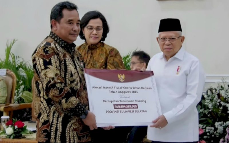 PENYERAHAN. Wakil Presiden Ma'ruf Amin menyerahkan dana insentif fiskal kepada Sulsel sebesar Rp5,69 miliar yang diterima Pj Gubernur Sulsel Bahtiar Baharuddin, saat menghadiri Rapat Koordinasi Nasional Percepatan Penurunan Stunting Tahun 2023 Apresiasi dan Komitmen Nyata Percepatan Penurunan Stunting, di Istana Wakil Presiden, Jumat (6/10/2023). foto: istimewa