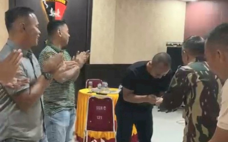 KEJUTAN. Kasrem 141/ Toddopuli Kolonel Inf Arif Suryandaru, Kapolres Bone AKBP Arief Doddy Suryawan, dan Danyon C Pelopor Kompol Nur Ichsan memberikan kejutan kepada Pj Bupati Bone Andi Islamuddin, kala menginjakkan kaki di Aula Serbaguna Mako Batalyon C Pelopor Satbrimob Polda Sulsel, Sabtu (21/10/2023) malam. foto: istimewa