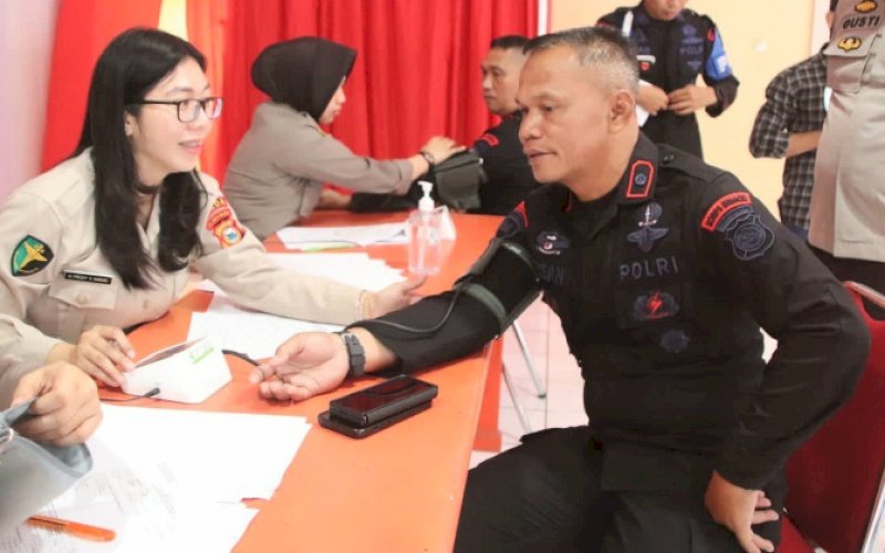 PEMERIKSAAN. Danyon C Pelopor Satbrimob Polda Sulsel, Kompol Nur Ichsan, ikut menjalani pemeriksaan kesehatan berkala di Aula Serbaguna Mako Batalyon C Pelopor, Kabupaten Bone, Rabu (4/10/2023). foto: istimewa