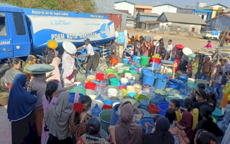 AIR BERSIH. Armada Perumda Air Minum Kota Makassar menyuplai air bersih ke lokasi yang terdampak kekeringan. foto: istimewa