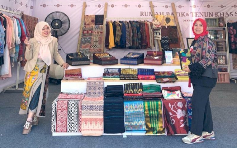 PAMERAN. Salah satu stan pada acara Pentas Seni/Budaya dan Pameran UMKM dalam rangka Hari Jadi Sulsel ke-354 di Anjungan Pantai Losari Makassar, 18-21 Oktober 2023. foto: istimewa
