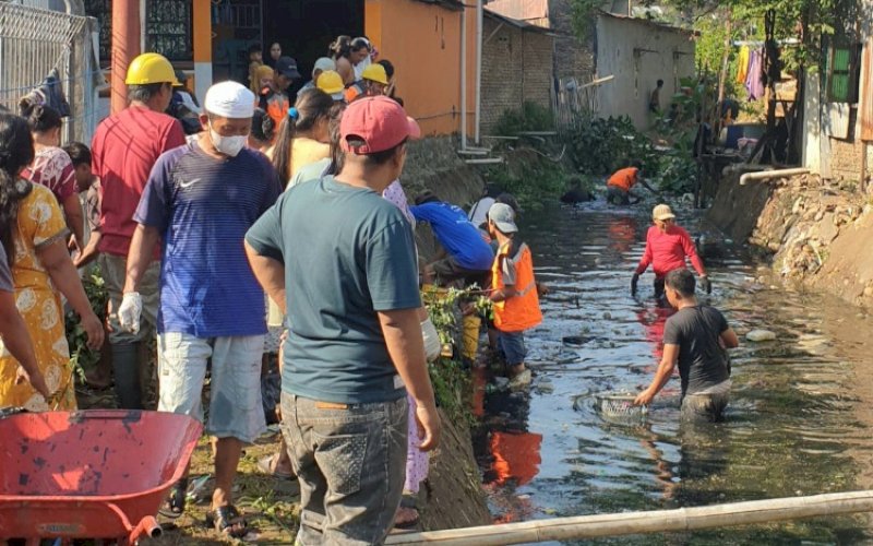 BERSIH-BERSIH. PT Pelabuhan Indonesia (Persero) Regional 4 bersama Socialimpact.id, Planet Heros, pemerintah, dan masyarakat Kelurahan Kaluku, Kecamatan Tallo, Kota Makassar melakukan kegiatan 'Bersih-bersih Sungai', Sabtu (28/10/2023) lalu. foto: istimewa&nbsp;