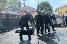 Polres dan Brimob Geruduk Kantor KPU Bone, Ini Tujuannya&nbsp;