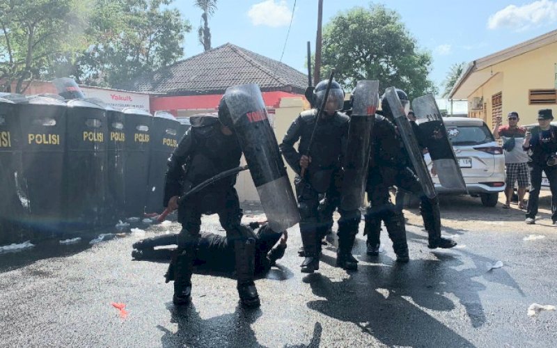 SISPAMKOTA. Polres Bone dan Batalyon C Pelopor Satbrimob Polda Sulsel menggelar simulasi/latihan Sistem Pengamanan Kota (Sispamkota) di depan Kantor KPU Kabupaten Bone, Jumat (13/10/2023). foto: istimewa