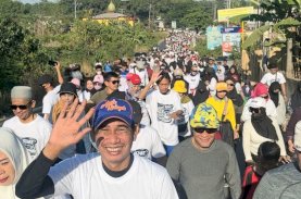 Rudianto Lallo Bersama Ribuan Orang Ikuti Jalan Sehat Alumni Pesantren Guppi Samata Gowa&nbsp;