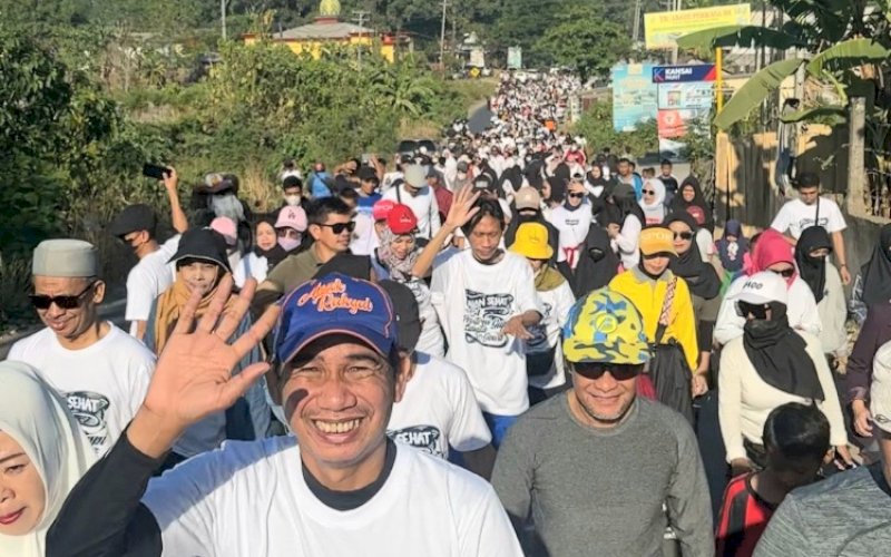 JALAN SEHAT. Ketua IKA Pesantren Guppi Samata, Rudianto Lallo, melepas peserta sekaligus mengikuti jalan sehat yang diikuti seluruh alumni Pondok Pesantren Guppi Samata dan warga Kabupaten Gowa, Minggu (1/10/2023). foto: istimewa