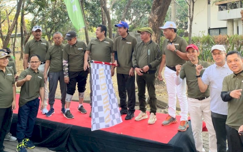 PELEPASAN. Ketua DPRD Kota Makassar, Rudianto Lallo, menghadiri sekaligus melepas ribuan peserta jalan sehat dalam rangka milad Komunitas Perjaka ke-8 di Jalan Raya Baruga, Kota Makassar, Minggu (1/10/2023). foto: istimewa