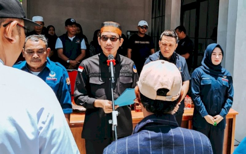 PENGUKUHAN. Bakal Calon Anggota Legislatif (Bacaleg) DPR RI nomor urut 2 dari Partai Nasdem, Rudianto Lallo, melakukan mengukuhkan tim pemenangan di Lapangan Mini Soccer, Kabupaten Jeneponto, Sabtu (7/10/2023). foto: istimewa