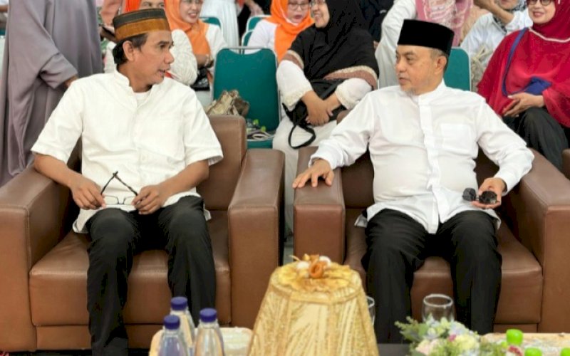 MAULID. Ketua DPRD Kota Makassar Rudianto Lallo (kiri) bersama Anggota DPD RI yang juga Wakil Ketua MPR RI Tamsil Linrung menghadiri acara Maulid Nabi Muhammad SAW yang digelar Kerukunan Keluarga Besar Daerah Barru (KKDB) di Auditorium KH Muhyiddin Zein, Universitas Islam Makassar (UIM), Kota Makassar, Sabtu (14/10/2023). foto: istimewa