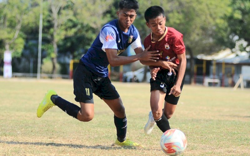 BEREBUT BOLA. Pemain sedang berebut bola pada cabang olahraga sepk bola Porkot VIII Makassar 2023. foto: istimewa