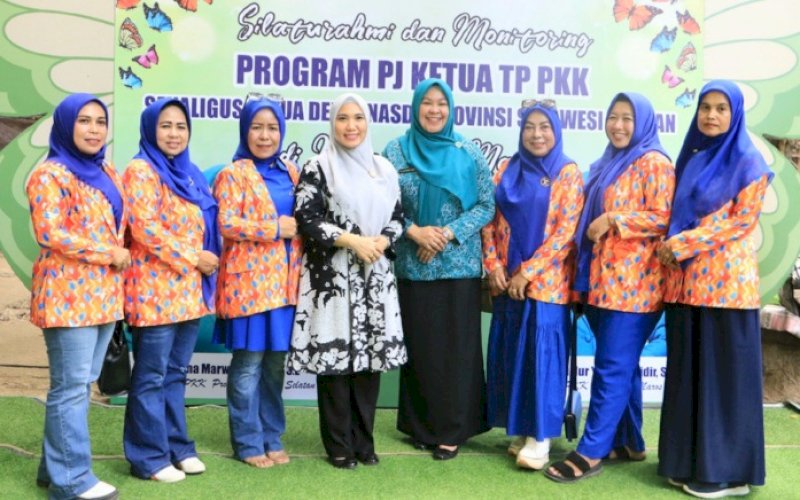 PEDULI. Pj Ketua Tim Penggerak PKK Sulsel, Sofha Marwah Bahtiar, menyerahkan bantuan berupa 650 rak telur dan 200 liter susu, untuk penanganan stunting di Kabupaten Maros, Rabu (4/10/2023). foto: istimewa&nbsp;