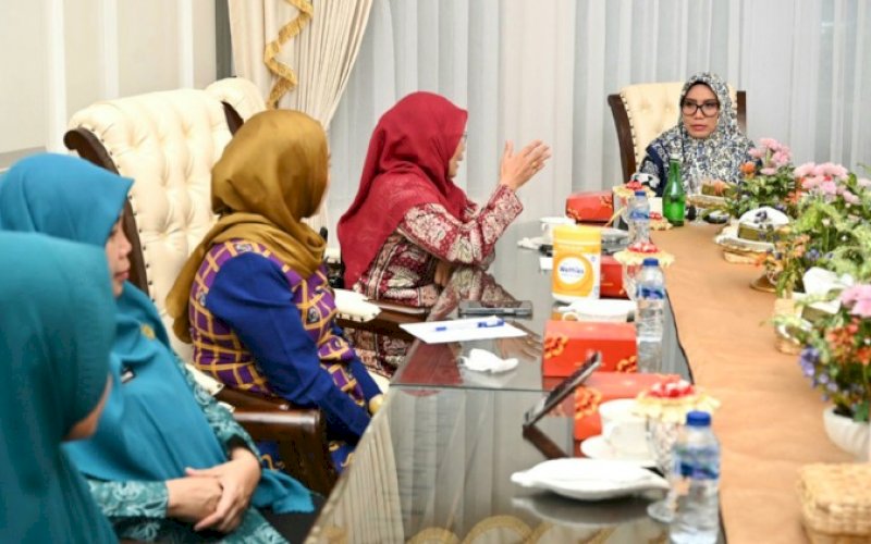 RAPAT. Bunda PAUD Sulsel, Sofha Marwah Bahtiar, memimpin rapat bersama Pokja Bunda PAUD di Rumah Jabatan Gubernur Sulsel, Selasa (3/10/2023). foto: istimewa