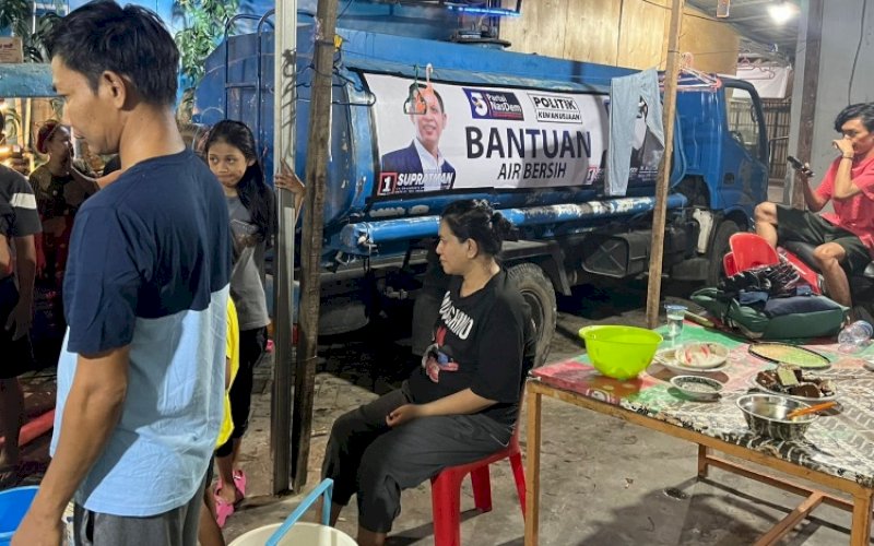 BANTUAN AIR. Anggota DPRD Kota Makassar, Supratman, rutin menyalurkan air bersih kepada warga terdampak kekeringan di Kota Makassar. Terkhusus di wilayah Kecamatan Panakkukang dan Manggala. foto: istimewa