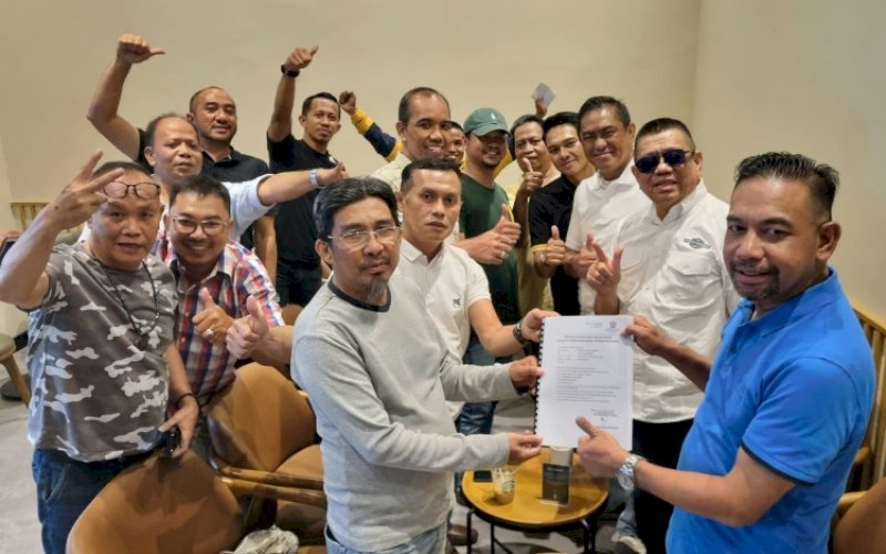 PENGEMBALIAN BERKAS. Pengusaha kondang Sulsel, Amirullah Nur (kedua kanan), bersama tim mengembalikan berkas pendaftaran sebagai calon Ketua DPD Gapeksindo Provinsi Sulsel yang diterima panitia Musda V DPD Gapeksindo Sulsel 2023, Rabu (29/11/2023). foto: istimewa
