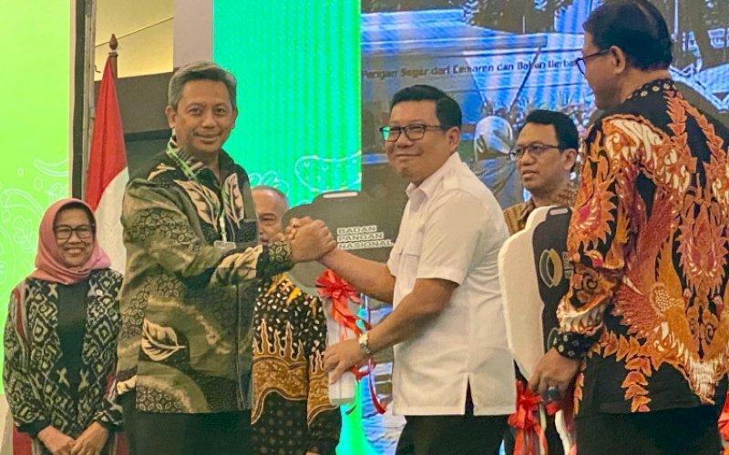 PENYERAHAN. Plh Sekda Provinsi Sulsel, Andi Muhammad Arsjad, menghadiri Launching Pasar Pangan Aman, Penyerahan Mobil Laboratorium Keliling, dan Sertifikat Sistem Manajemen Pengawasan Keamanan Pangan Segar yang digelar Bapanas selaku OKKP-P di IPB International Convention Center, Bogor, Jawa Barat, Senin (20/11/2023). foto: istimewa