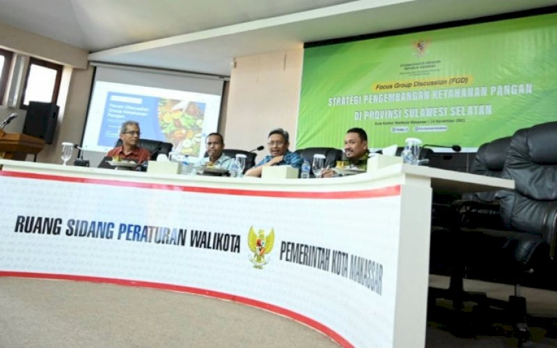 FGD. Plh Sekda Provinsi Sulsel, Andi Muhammad Arsjad, menjadi narasumber dalam Focus Group Discussion (FGD) Strategi Pengembangan Ketahanan Pangan di Provinsi Sulawesi Selatan yang digelar di Ruang Sipakalebbi, Kantor Wali Kota Makassar, Jumat (24/11/2023). foto: istimewa