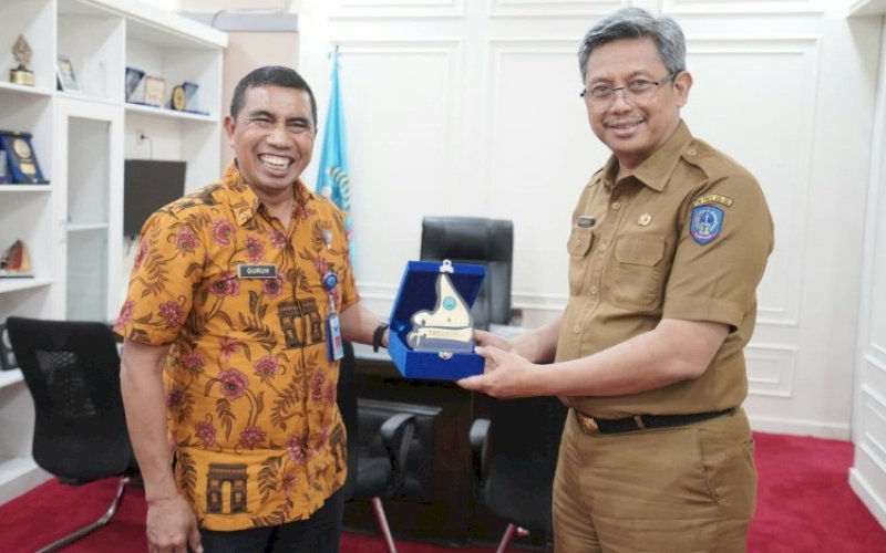 PERTEMUAN. Plh Sekda Provinsi Sulsel Andi Muhammad Arsjad bertemu dengan Kepala BNNP Sulsel Brigjen Pol Guruh Ahmad Fadiyanto di Ruang Kerja Sekda Provinsi Sulsel, Selasa (21/11/2023). foto: istimewa&nbsp;