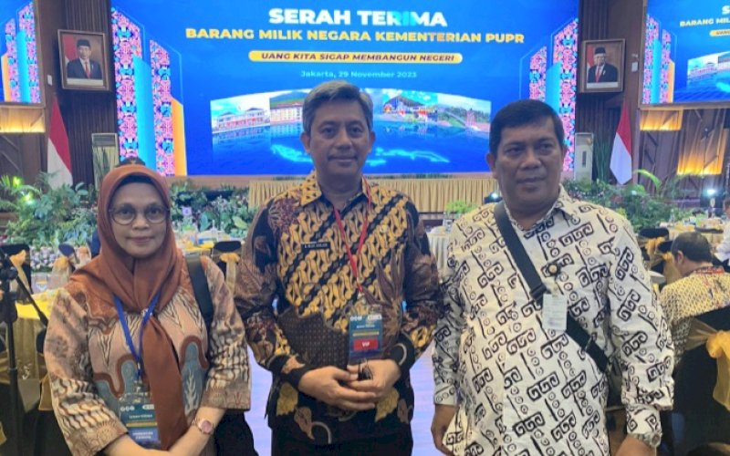 SERAH TERIMA. Plh Sekda Provinsi Sulsel, Andi Muhammad Arsjad (tengah), menghadiri Acara Serah Terima Barang Milik Negara (BMN) Kementerian PUPR Tahun 2023 di Auditorium Kementerian PUPR, Jakarta Selatan, Rabu (29/11/2023). foto: istimewa
