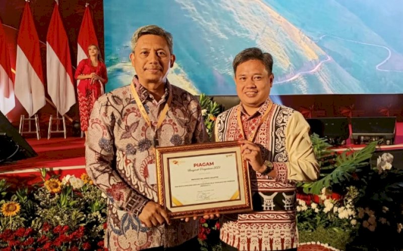 PENGHARGAAN. Pj Sekda Provinsi Sulsel, Andi Muhammad Arsjad, menerima penghargaan pada sesi Anugrah Pengadaan 2023 dalam kategori Pemerintah Provinsi dengan Persentase Nilai Transaksi PDN saat menghadiri Rakornas Pengadaan 2023, yang digelar LKPP di Hotel Bidakara Jakarta, Selasa (7/11/2023). foto: istimewa