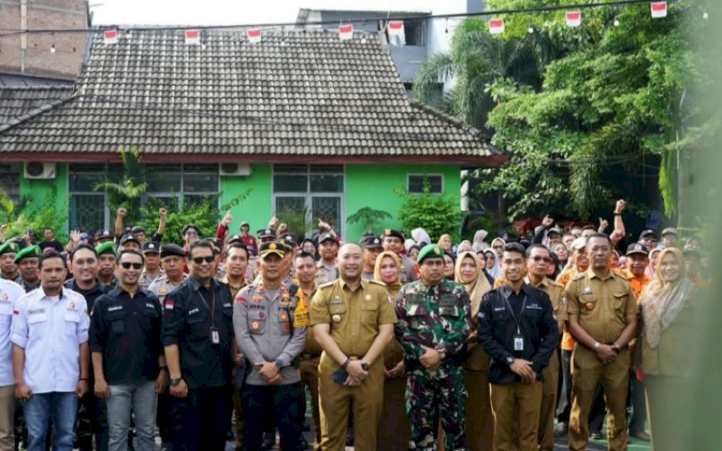 APEL SIAGA. Camat Panakkukang, Andi Pangerang Nur Akbar (tengah), memimpin Apel Siaga Kesiapan Penyelenggaraan Pemilu 2024 di Halaman Kantor Camat Panakkukang, Selasa (28/11/2023) pagi. foto: istimewa