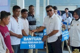 Andi Utta Serahkan 123 Rumpon kepada 21 Kelompok Nelayan