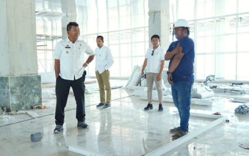 PENINJAUAN. Bupati Bulukumba, Andi Muchtar Ali Yusuf, meninjau pekerjaan Gedung Perkantoran Satu Atap (Satap) yang berada di bilangan Jl Jenderal Sudirman atau samping Lapangan Pemuda, Bulukumba, Rabu (1/11/2023). foto: istimewa&nbsp;