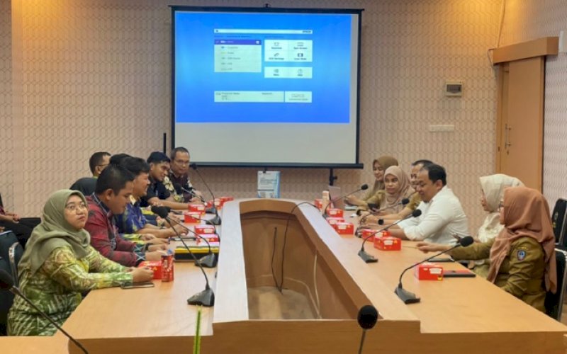 KUNJUNGAN. Badan Pengelolaan Keuangan dan Aset Daerah (BPKAD) Provinsi Kalsel melakukan kunjungan kaji tiru di Badan Keuangan dan Aset Daerah (BKAD) Provinsi Sulsel yang diterima Kepala BKAD Sulsel, Salehuddin, di Ruang Rapat Lantai IV BKAD Sulsel, Senin (13/11/2023). foto: istimewa