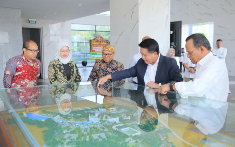 KUNJUNGAN. Ketua Program MA Ekonomi UIII Luthfi Hamidi (ki-ka), Dekan FEB UII Prof Dian Masyita PhD, Rektor UIII Periode 2023- Sekarang Prof Jamhari Makruf, Direktur Utama BSI Hery Gunardi, dan Rektor UIII Periode 2019-2023 Prof Komarudin Hidayat di sela-sela kunjungan BSI ke Kampus UIII dalam rangka kegiatan literasi keuangan syariah yang bertajuk Sharia Financial Literacy: Islamic Banking & Future of Work di Theater Room, Tower B UIII Depok, Selasa (21/11/2023). foto: istimewa