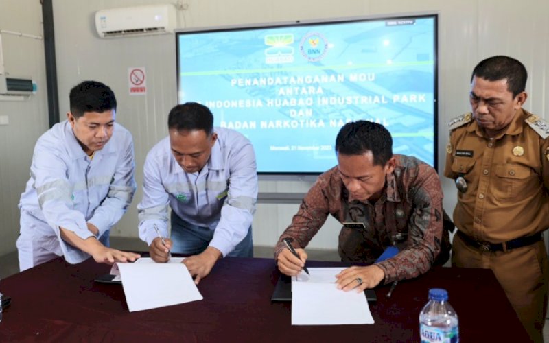 MOU. PT Baoshuo Taman Industry Invesment Group (BTIIG) atau Indonesia Huabao Industrial Park (IHIP) bersama dengan Badan Narkotika Nasional (BNN) Kabupaten Morowali melakukan penandatanganan nota kesepahaman atau Memorandum of Understanding (MoU) antara IHIP dan BNN Kabupaten Morowali di kantor PT BTIIG di Desa Topogaro, Selasa (21/11/2023). foto: istimewa